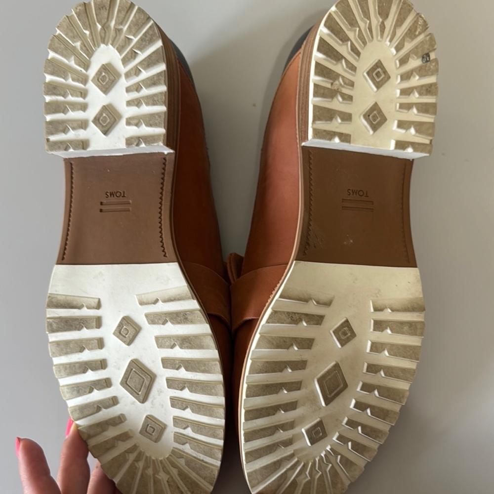 Toms Woman's Brown Leather Flats Classic Loafers / Size 9.5 - Picture 6 of 8